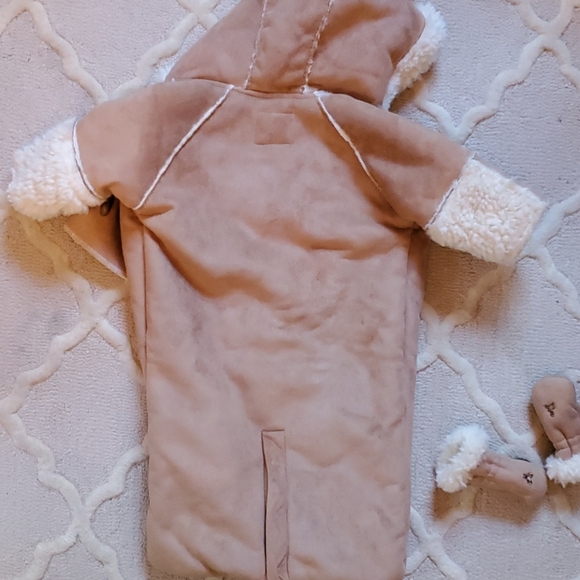 Set: Suede Shearling Baby Bunting with Gloves - Picture 6 of 7